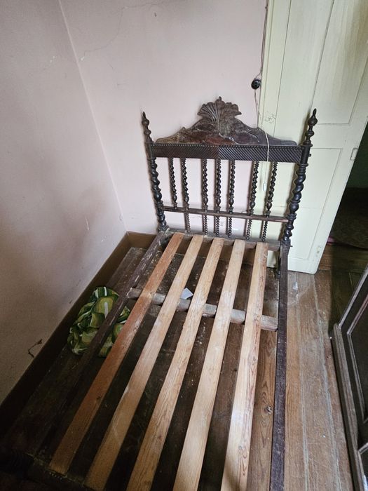 Cama solteiro antiga