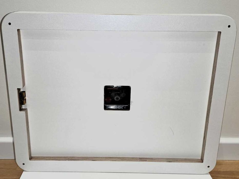 Dekoracyjna osłona skrzynki elektrycznej z zegarem