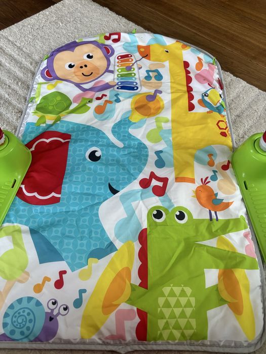 Fisher Price mata z pianinem