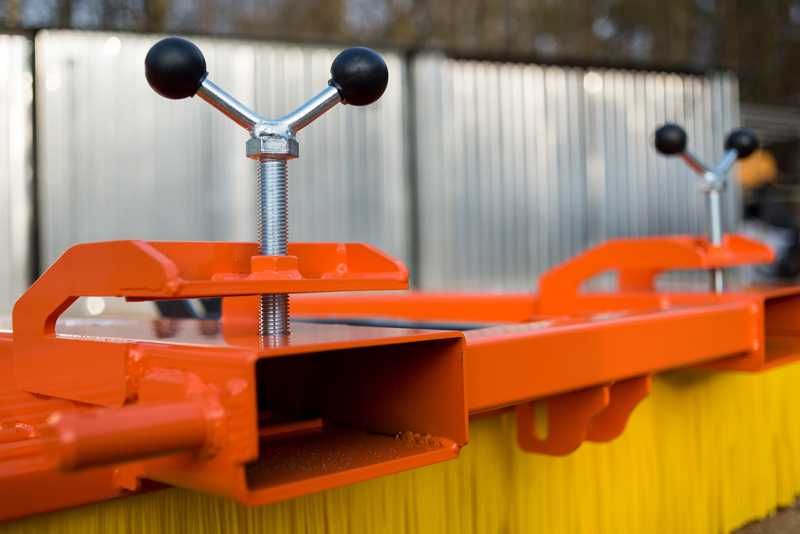 Szczotka, zamiatarka szer. pracy 200cm na lemiesz łyżki/TUZ/widły- 3w1