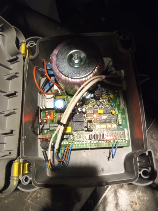 Automat nice 230 v do bramy garażowej segmentowej