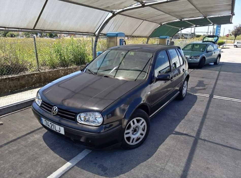 Vendo golf 1.4 , Motor esta bom , cambio bom , pneus bons , iuc ok pago , inspeção valoda ate 2027 , tem avaria no cabo do vidro do passageiro !