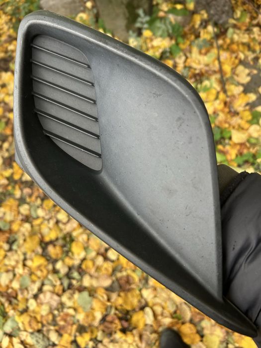 Заглушка (решітка) протитуманих фар бампера переднього ліва