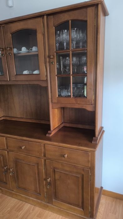 Mobília + mesa de jantar e cadeiras