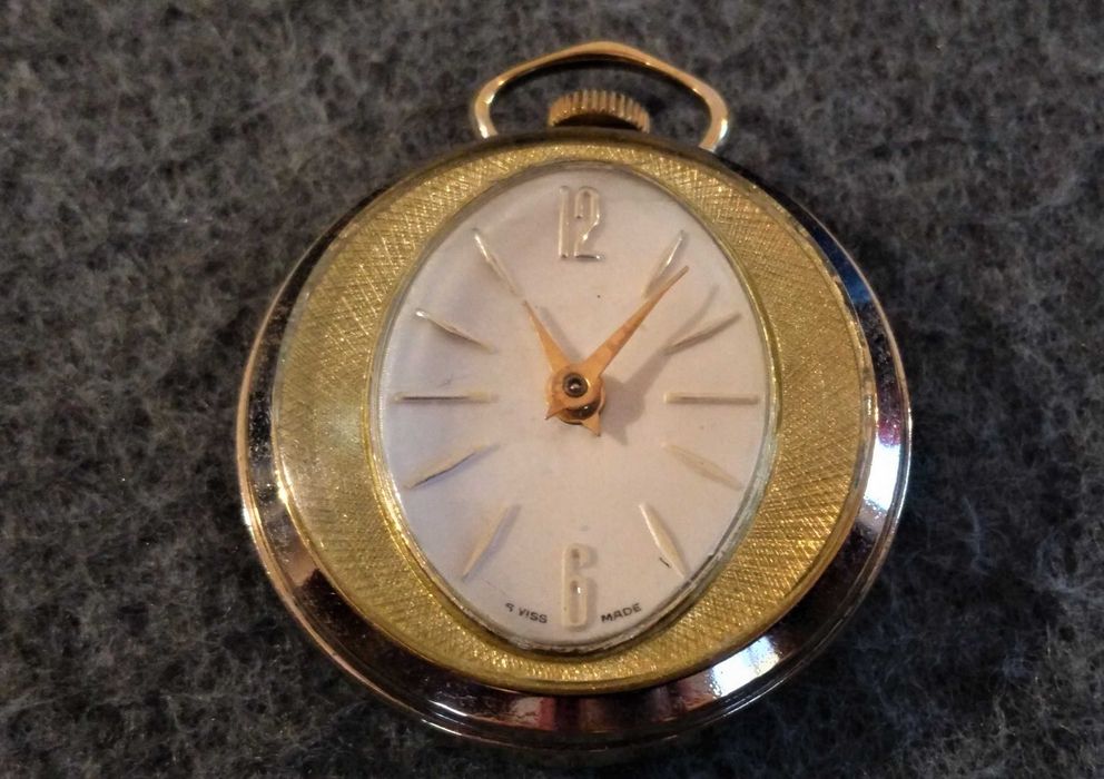 szwajcarski zabytkowy zegarek wisiorkowy sprawny