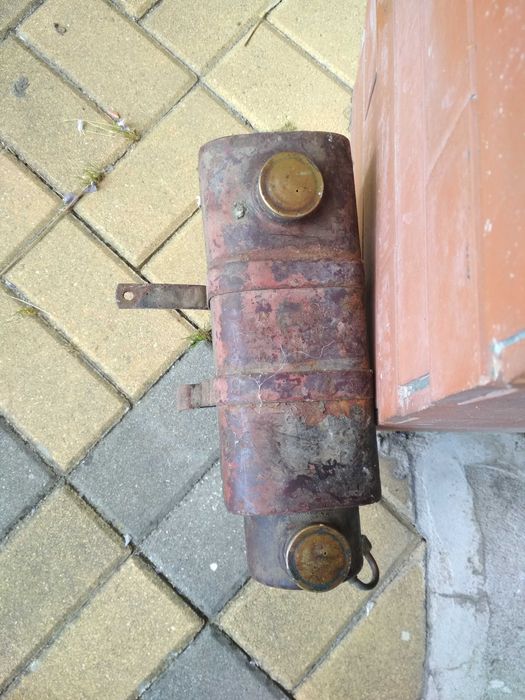 Depósito para antigo motor de rega