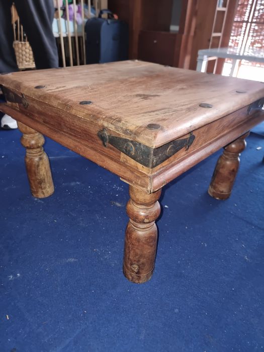 Mesa de centro em madeira maciça