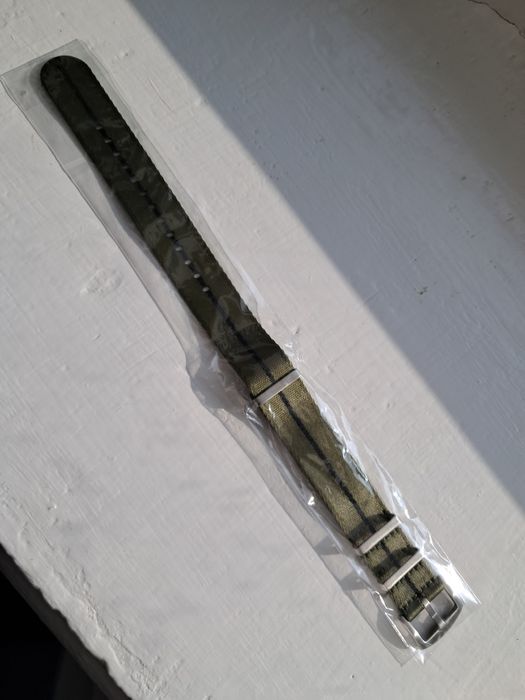 Ремінець  для годинника фірми StrapHabit 22мм у військовому стилі Нови