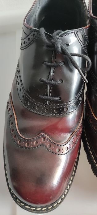 Sapatos envernizados preto e bordeaux