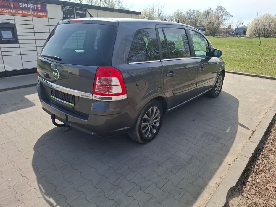 Opel Zafira 1.6 Benzyna • 2010 • 7 osób • Zadbana