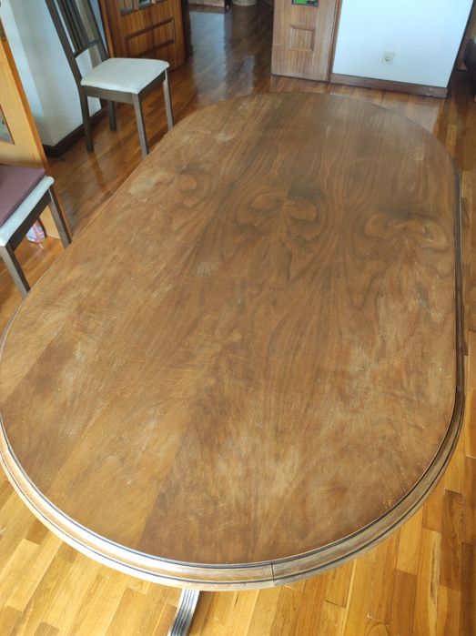 Mesa de jantar em madeira maciça — clássica e robusta