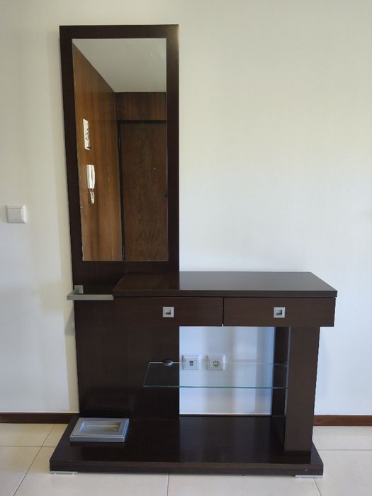 Móvel de entrada em madeira escura