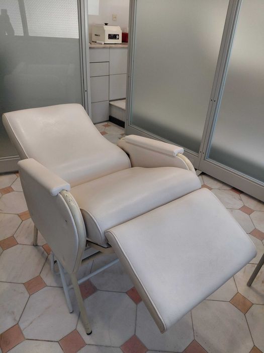 Estética - 2 cadeiras e 2 marquesas - em pele verdadeira