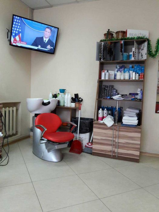 ТЕРМІНОВО  Продається діюча перукарня «Pin-Up» біля метро Дарниця.