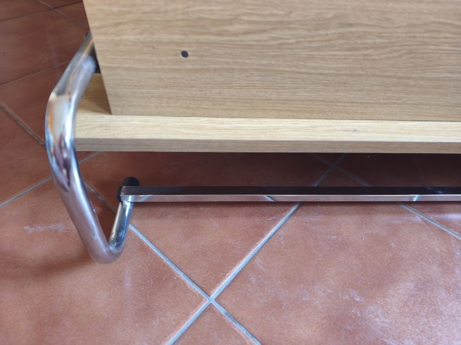 Quarto juvenil compacto com cama individual rebatível 90cm e estantes
