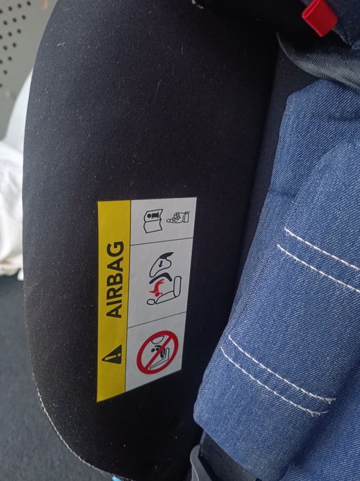 Автомобільне дитяче крісло
