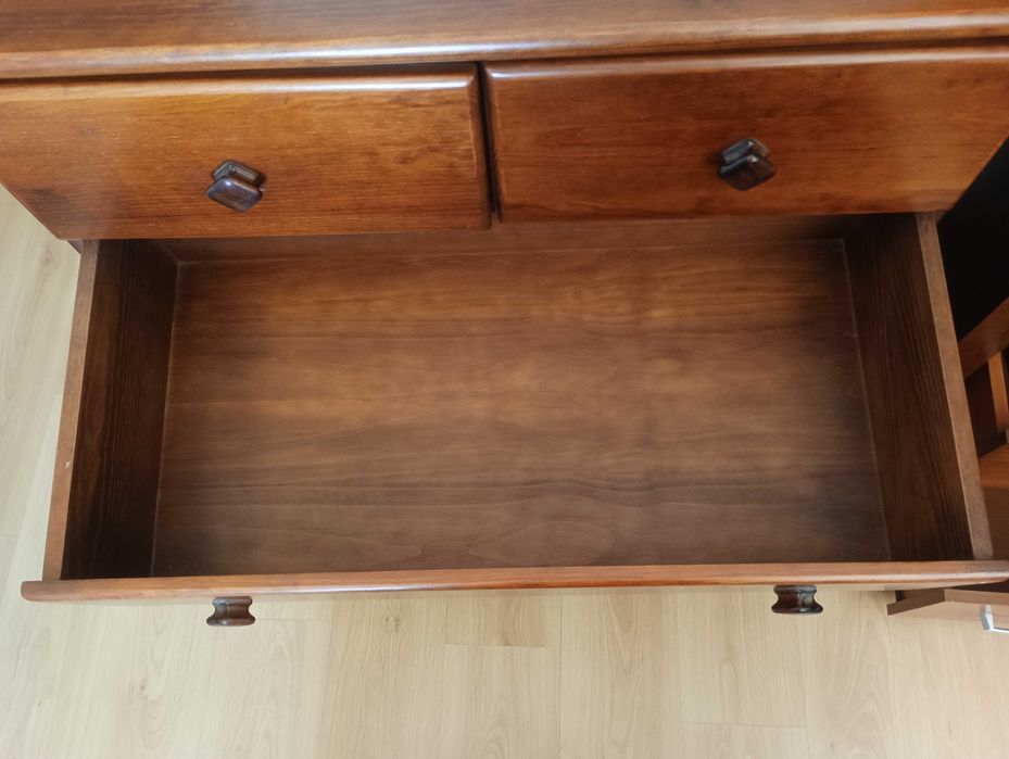 Cómoda em madeira de pinho