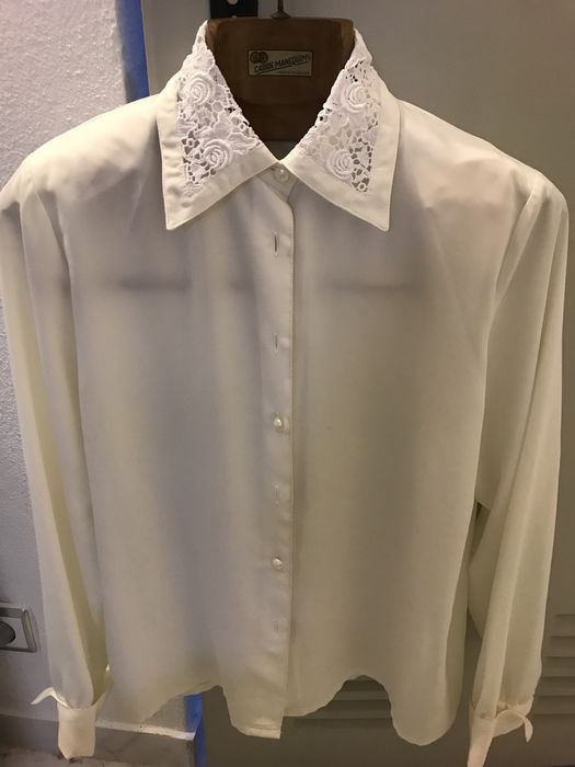 Blusa branca tipo seda com gola trabalhada.