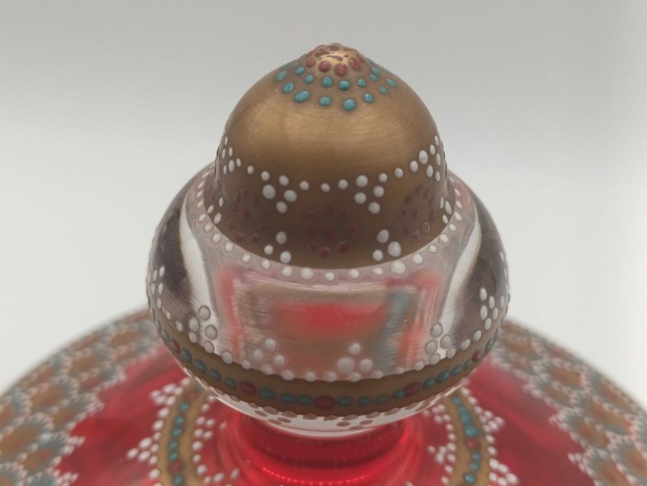 Pote decorativo em vidro vermelho pintado à mão