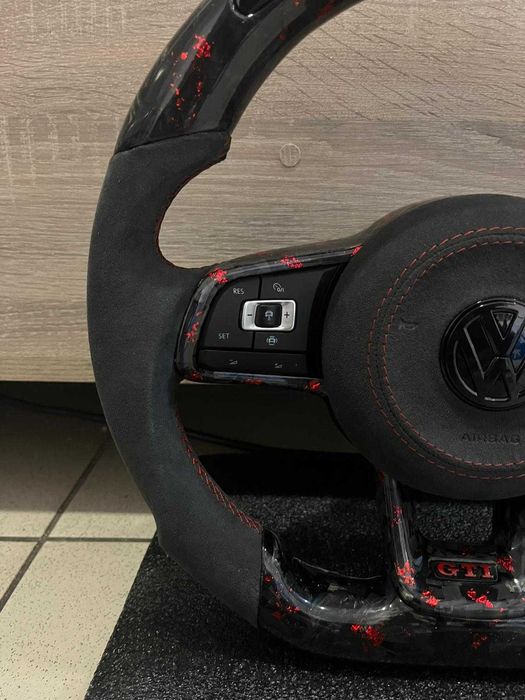 Volante VW Carbono com LED Display | Golf GTI / R (MK5 MK6 MK7 MK8)