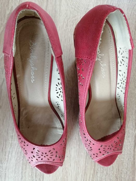 Czerwone buty na koturnie - solidne, mało używane