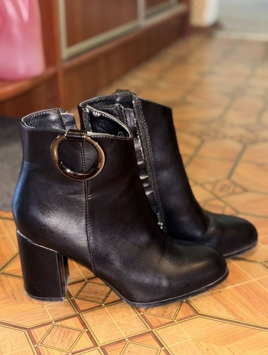 Полусапожки, напівчобітки,39 р. Шкірозам.
Ефектно на