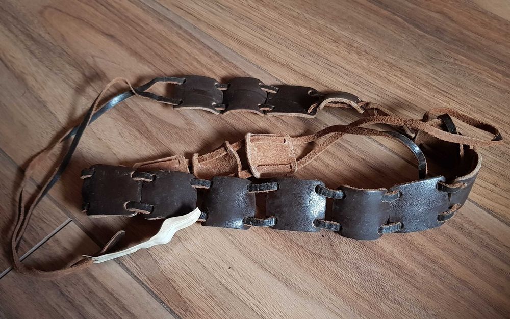 Stary skórzany pasek z czasów hippisowskich