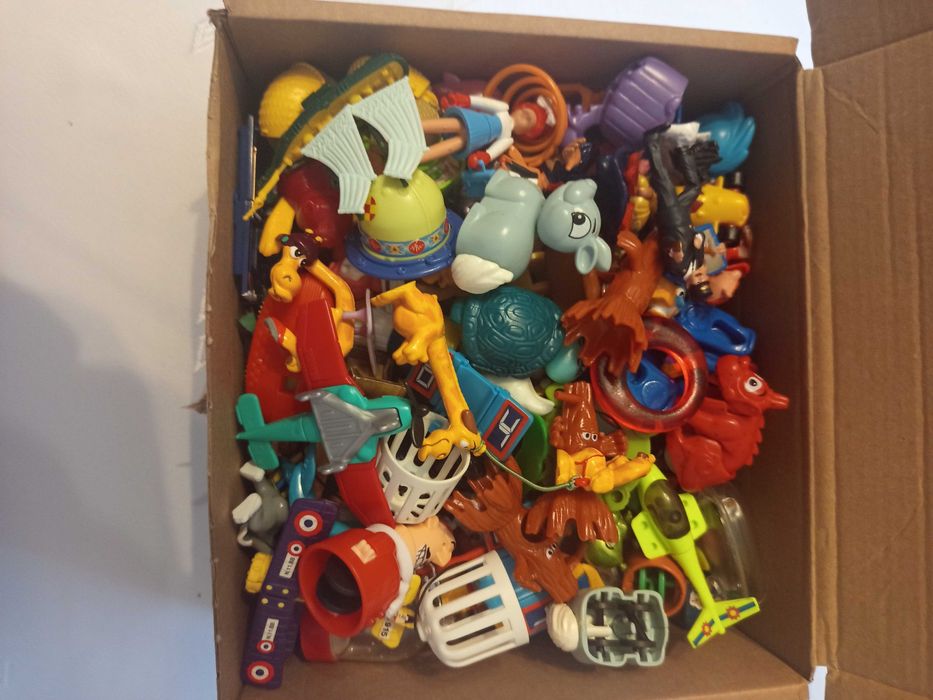 Karton zabawek z Kinder niespodzianka