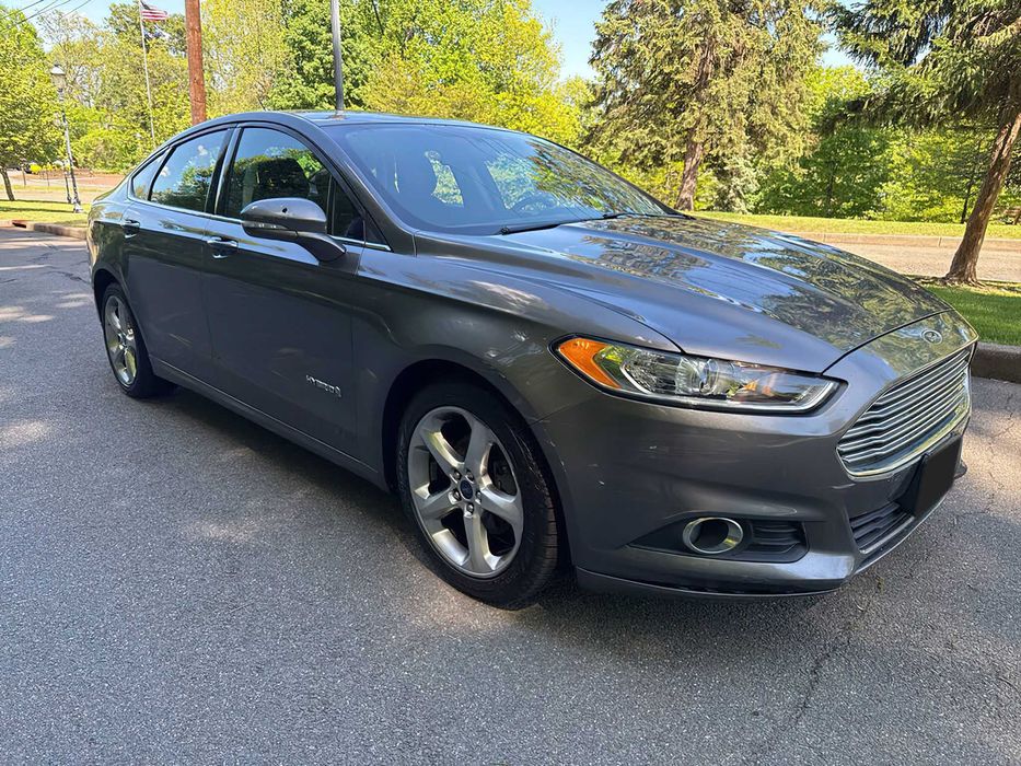 Ford Fusion Titanium Hybrid      2014