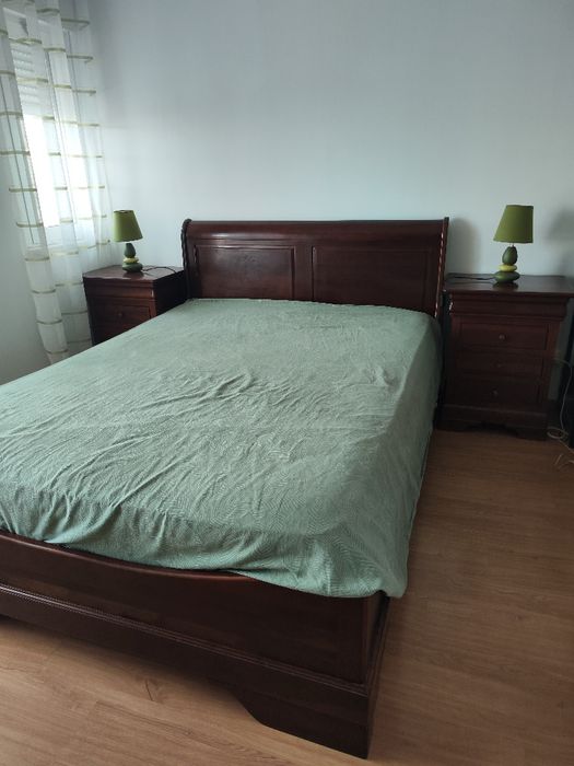 Cama de  Casal  com mesas de Cabeceira