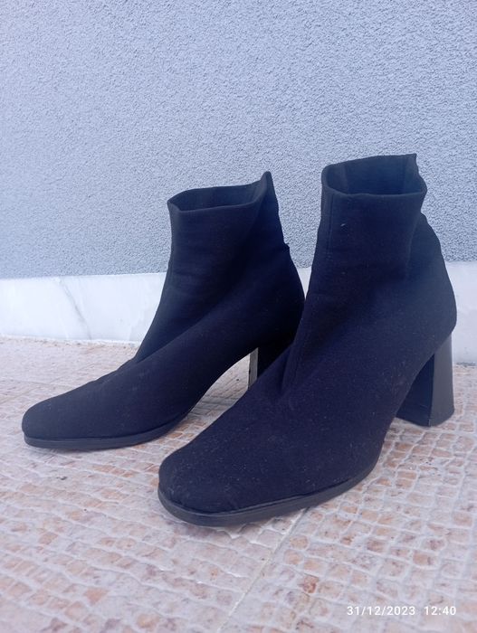 Botins pretos de tecido