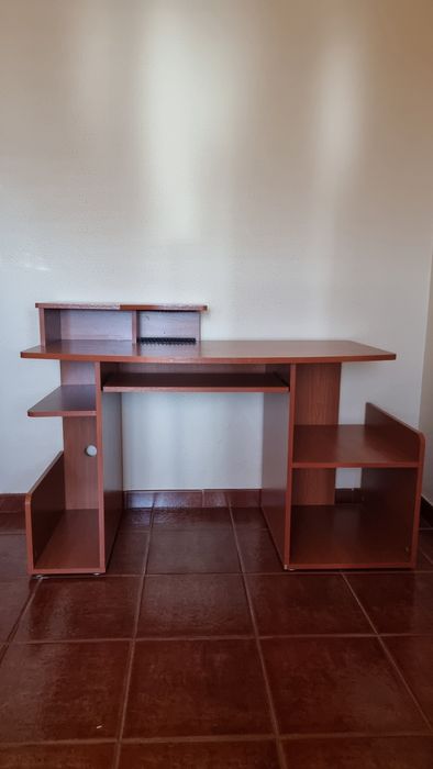 Secretaria em bom estado praticamente NOVA