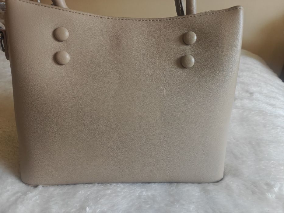 Nowa torebka Guess beżowa nude elegancka shopper kuferek stan idealny