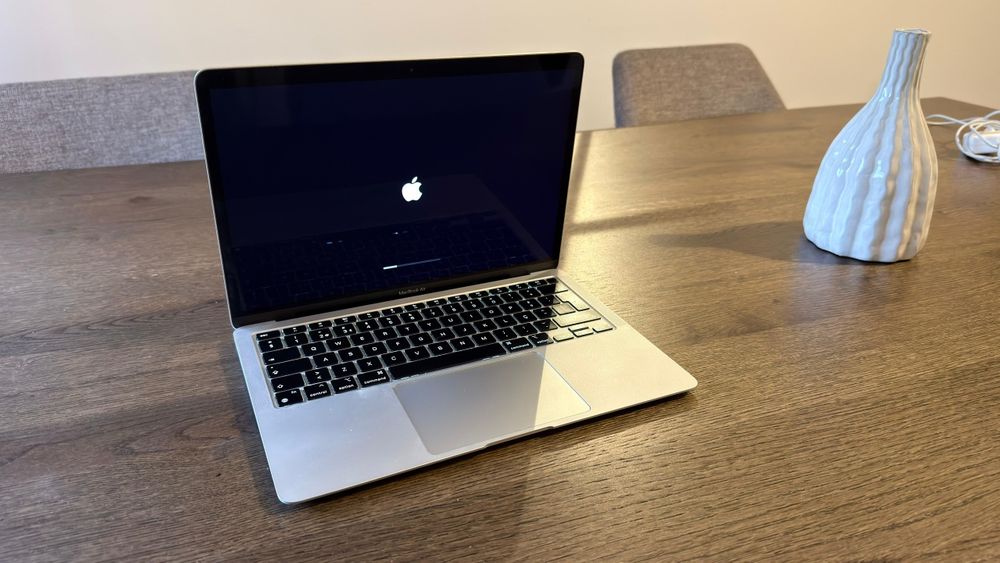 MacBook Air 2020 13" 8GB SSD 256GB
Processador M1
8gb RAM 
SSD 256 gb
