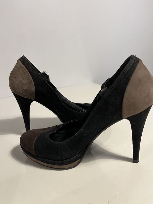 Sapatos de senhora de camurça