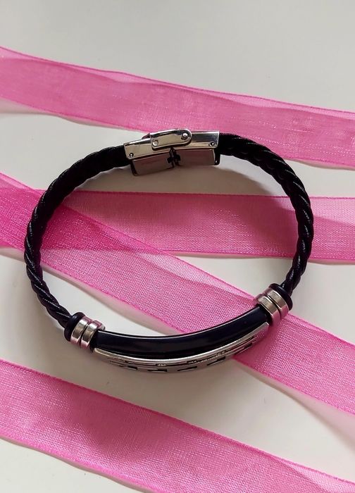 Pulseira em couro preto e aço prateado. Fácil aperto