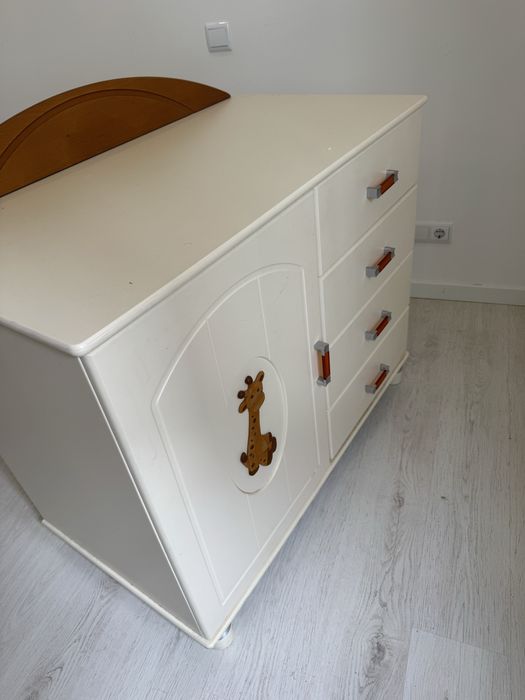 Cómoda criança com girafa