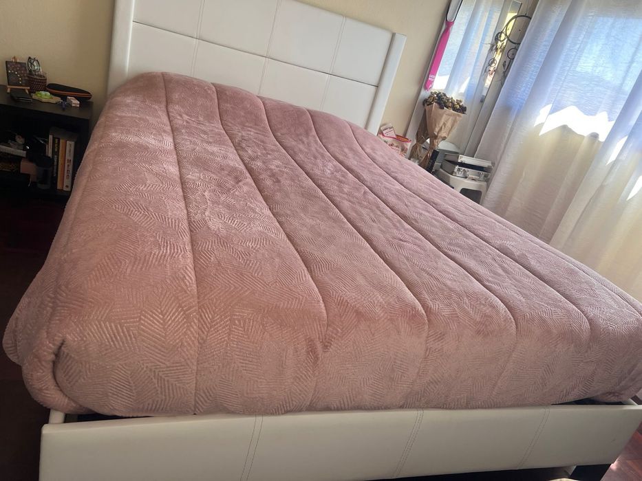 Cama com estrado e colchão em ótimo estado de conservação