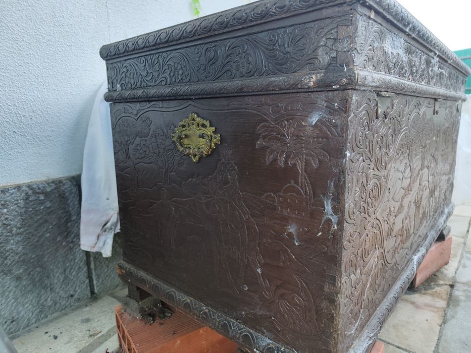 Arca de madeira com detalhes