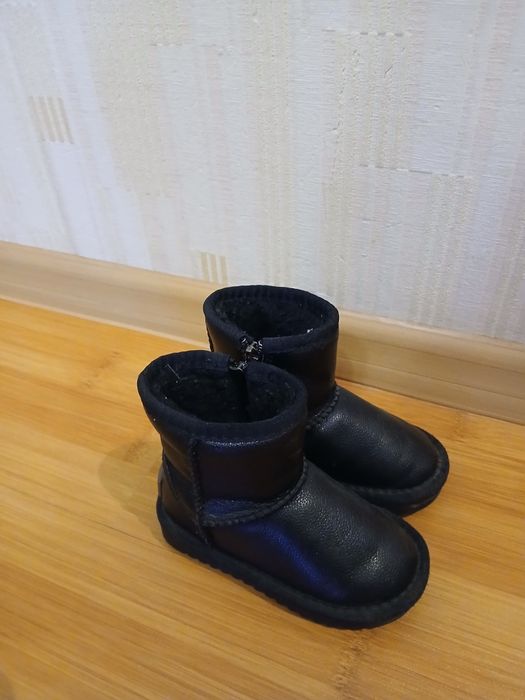 Уги дитячі в дуже гарному стані