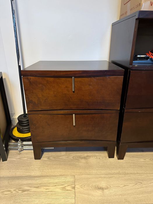 Conjunto cômoda e mesa de cabeceira robustas e funcionais