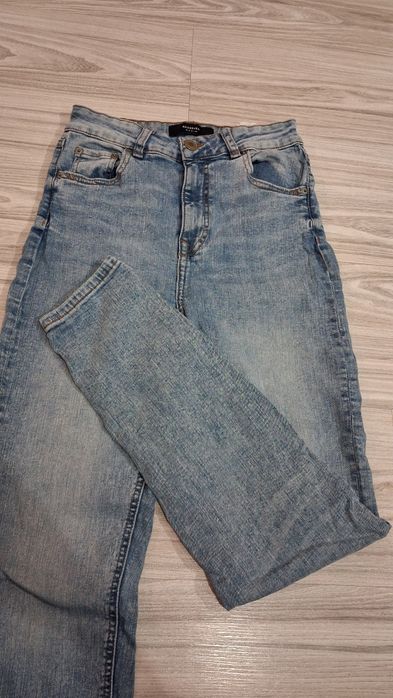 Niebieskie jeansy rurki
