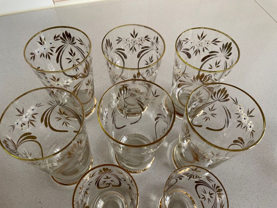 Jarra e conjunto de copos antigos