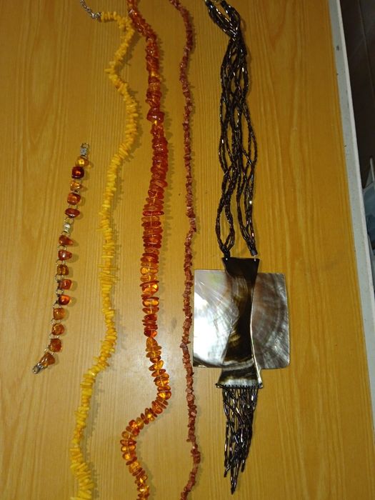 Старинные бусы из камней