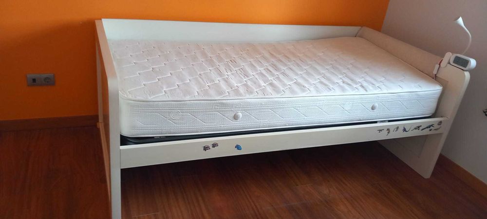 Cama de solteiro em madeira maciça com gavetão