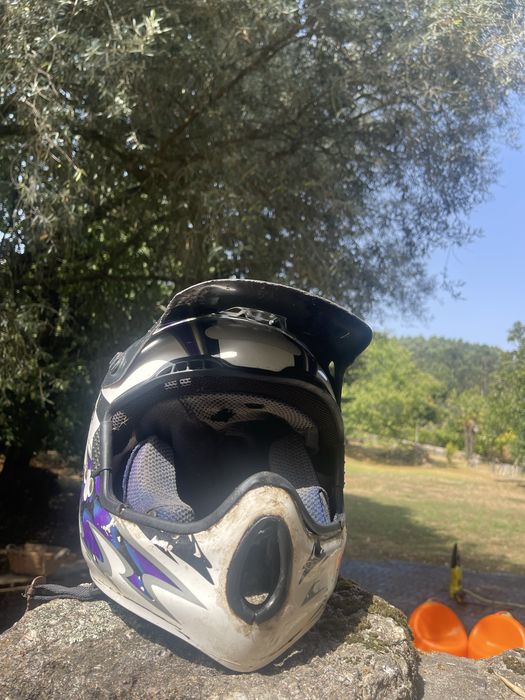 Capacete mota enduro Bell.