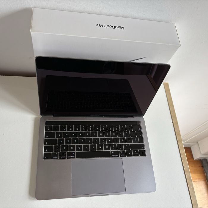 MacBook Pro 13', 2018, with Touch Bar, 4 Thunderbolt Ports, 250 GB, 8 GB RAM64751786597890122