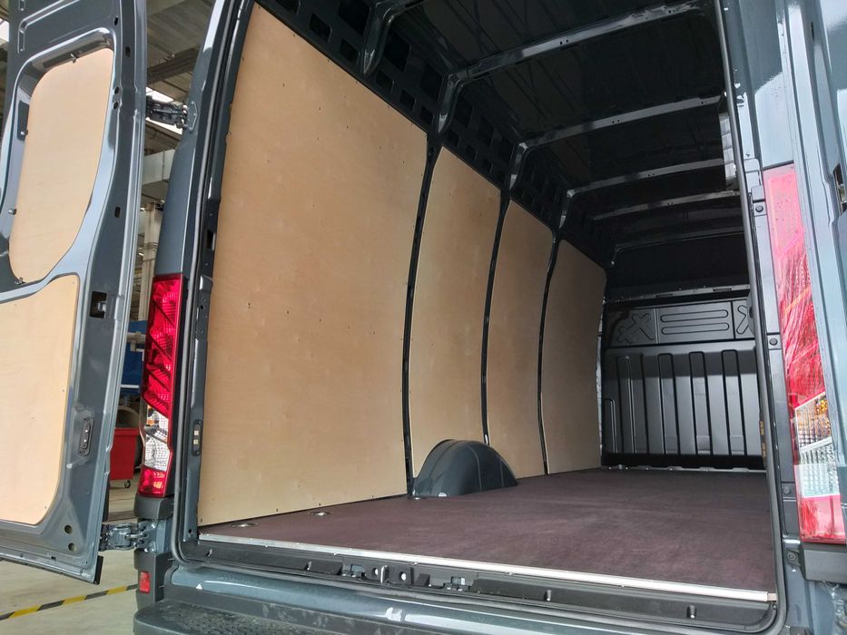 Zabudowa busa Iveco Daily, tworzywo sztuczne, sklejka, podłoga, boki