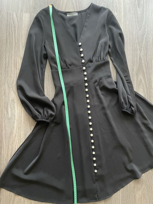 Чорне плаття з ґудзиками