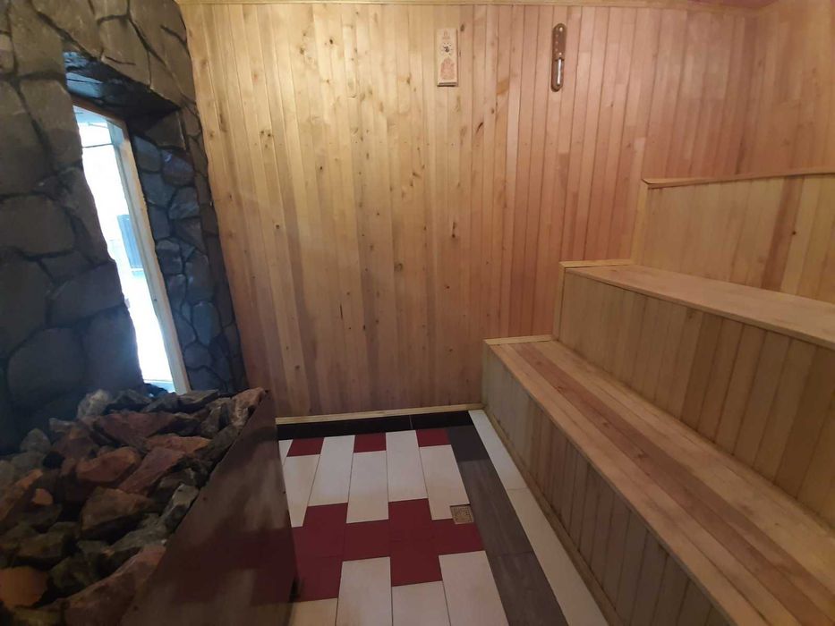 с.Бондарня. Дом 230 кв. Расположен 70 км. от Киева. Генератор.